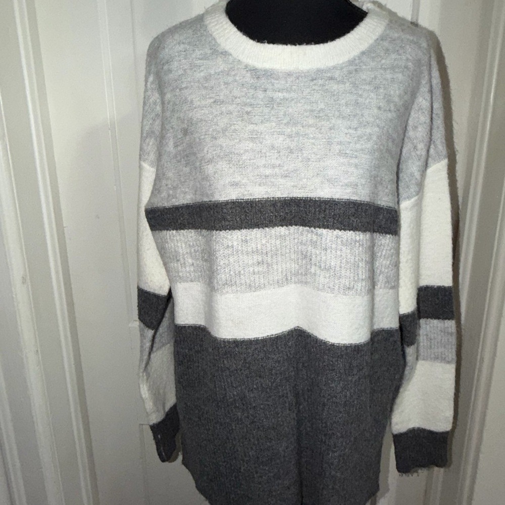 Womens 1X sweater striped Gray and White Striped Sweater shirt, top